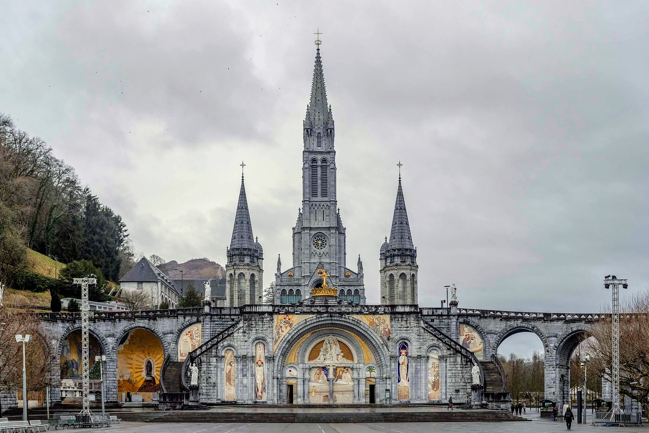 Lourdes-Planes a Europa-viajes a Europa-Imagen de Manuel Blasco Martinez en Pixabay